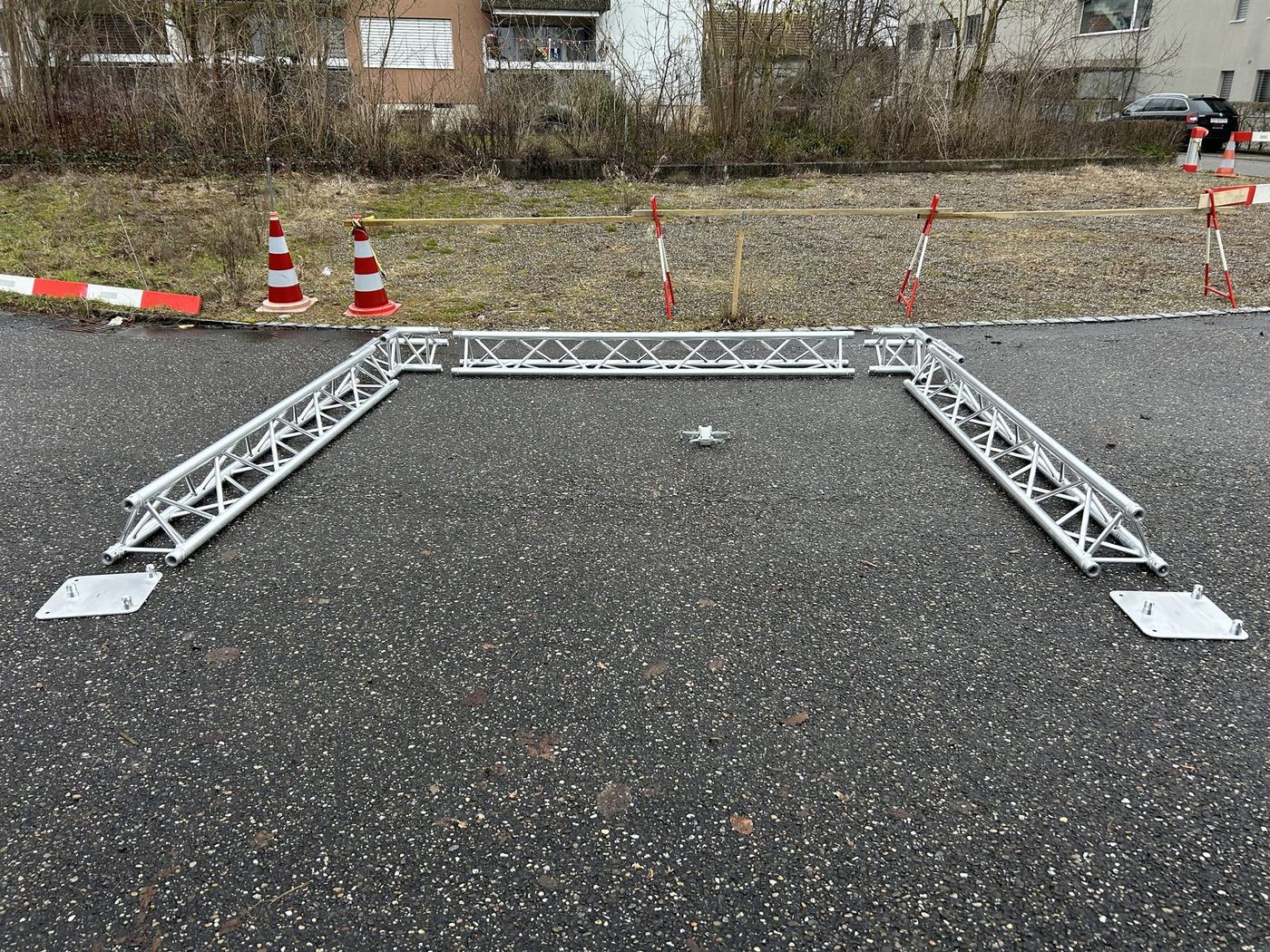 Structure aluminium ST-29 préparée au sol avant le montage d'un panneau grand format